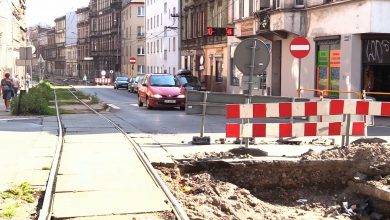 Tramwaje przestały jeździć, a prace na ulicy Katowickiej w Bytomiu jak stały... tak stoją. Utrudnienia w ruchu trwają tu od lutego a mieszkańcy mają tego dość.