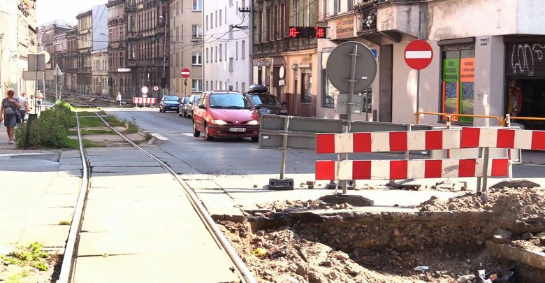 Tramwaje przestały jeździć, a prace na ulicy Katowickiej w Bytomiu jak stały... tak stoją. Utrudnienia w ruchu trwają tu od lutego a mieszkańcy mają tego dość.