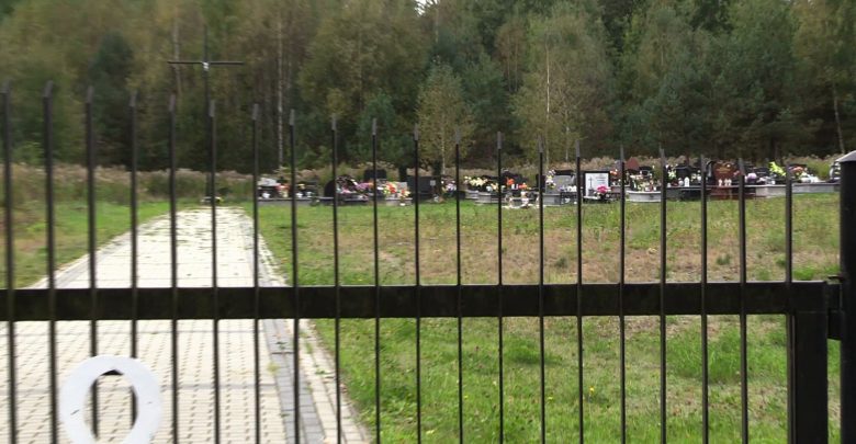 Samobójstwo policjanta w Porębie pod Zawierciem. 35-letni policjant popełnił samobójstwo na cmentarzu w miejscowości Poręba koło Zawiercia