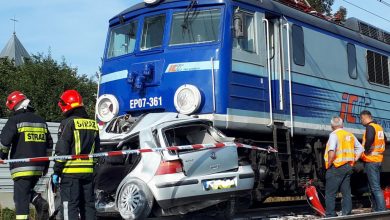 Ominęła opuszczone rogatki i wjechała pod pociąg. 82-latka zginęła na miejscu (fot.Policja Mazowiecka)