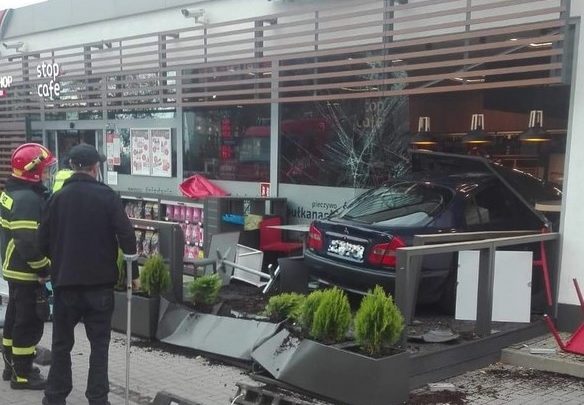 Wjechał w budynek stacji benzynowej. 42-latek nie miał prawa jazdy (fot.Policja Mazowiecka)