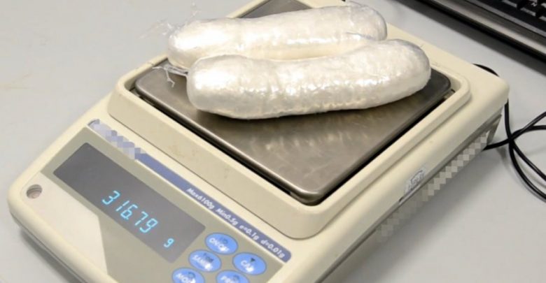 Chcieli przemycić blisko 800 gramów kokainy. Wpadli na lotnisku (fot.policja.pl)