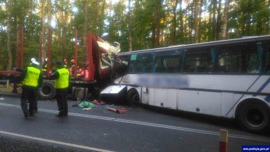 Tragiczny wypadek z udziałem ciężarówki i autobusu [ZDJĘCIA] Dwie osoby nie żyją, siedmioro dzieci trafiło do szpitala (fot.policja.pl)