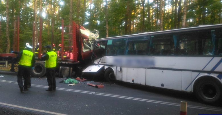 Tragiczny wypadek z udziałem ciężarówki i autobusu [ZDJĘCIA] Dwie osoby nie żyją, siedmioro dzieci trafiło do szpitala (fot.policja.pl)