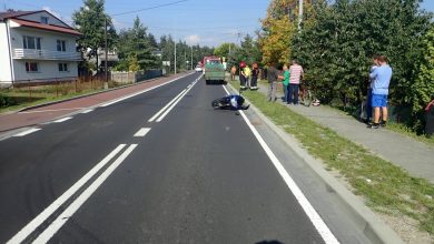 Siewierz: wyprzedzał samochody i uderzył w tył przyczepy ciągnika rolniczego. Nie żyje 20-letni motocyklista (fot.Śląska Policja)