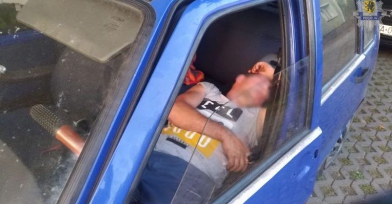 Ukradł auto i w nim zasnął. Policjanci znaleźli przy nim narkotyki (fot.KWP Gdańsk)