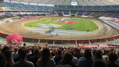 Trwa mecz żużlowy na Stadionie Śląskim w Chorzowie. Mecz Polska - Reszta Świata to powrót żużla po wielu latach do Kotła Czarownic