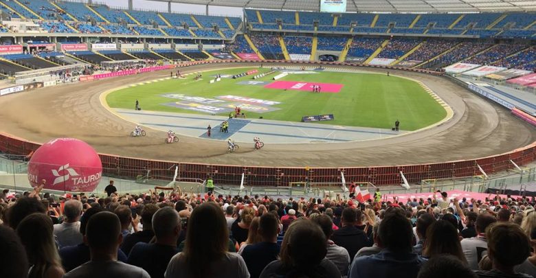 Trwa mecz żużlowy na Stadionie Śląskim w Chorzowie. Mecz Polska - Reszta Świata to powrót żużla po wielu latach do Kotła Czarownic