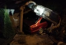 Śląskie: Pijany kierowca BMW wjechał w garaż. W środku świeżo pomalowane auto (fot. KPP Wodzisław Śląski)