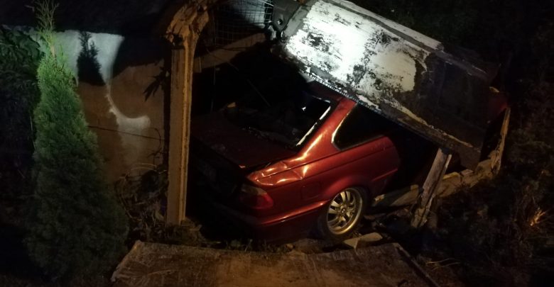 Śląskie: Pijany kierowca BMW wjechał w garaż. W środku świeżo pomalowane auto (fot. KPP Wodzisław Śląski)