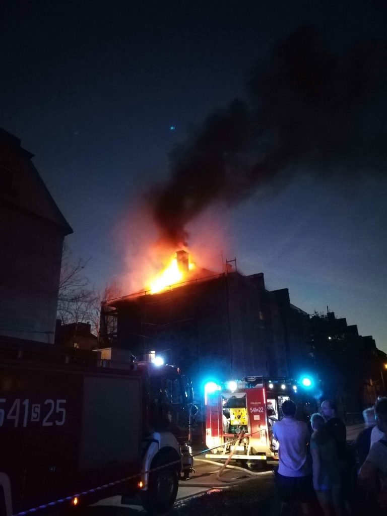 Pożar bloku w Piekarach Śląskich. W ogniu stanęła część elewacji bloku przy ulicy Waculika (fot.www.krzysztofturzanski.pl)
