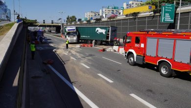 Wypadek przed tunelem w Katowicach. Na jezdni w stronę Sosnowca stoi TIR, który przejechał przez bariery i uderzył w osobówkę (fot.katowice24.info)