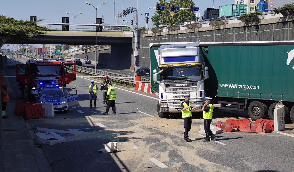 Wypadek przed tunelem w Katowicach. Na jezdni w stronę Sosnowca stoi TIR, który przejechał przez bariery i uderzył w osobówkę (fot.katowice24.info)