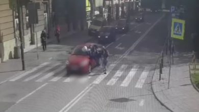 Gliwice: Potrącił pieszego na pasach. Tuż obok radiowóz policji! WIDEO nagrał monitoring (fot.KMP Gliwice)