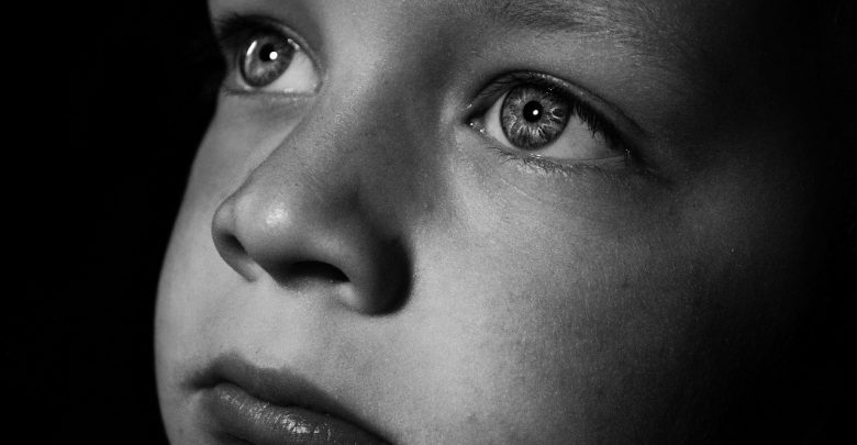 Zawiercie: Chłopczyk stał na klatce schodowej i płakał. Szukał matki, a pijana matka jego (fot.poglądowe/www.pixabay.com)