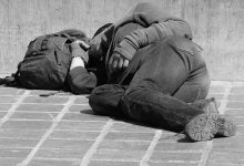 Osoby bezdomne choć pomocy potrzebują, często jej odmawiają. W przypadku zimy, może się to skończyć tragicznie. [fot. poglądowa / www.pixabay.com]