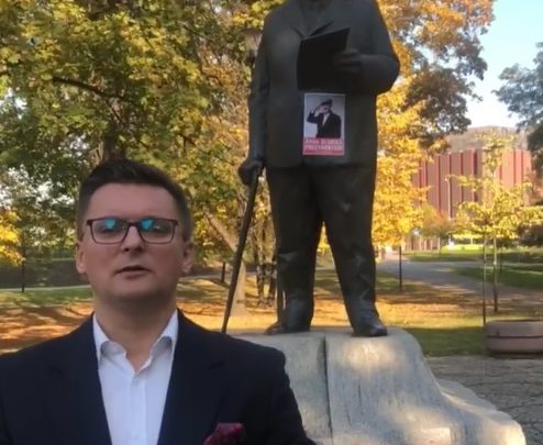 Ktoś sprofanował pomnik Jerzego Ziętka w centrum Katowic. Czerwoną farbą pomalowano litery "Jerzy Ziętek", dopisano "sku...n" (fot.facebook/MarcinKrupa)