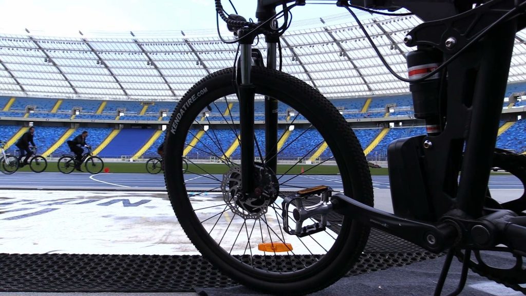 GZM ma kupić 230 służbowych rowerów elektrycznych. Dzisiaj na Stadionie Śląskim samorządowcy wzięli udział w specjalnym wyścihu na jednośladach