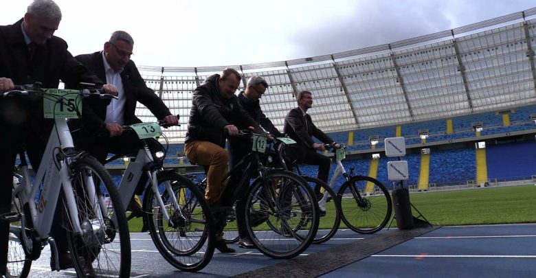 GZM ma kupić 230 służbowych rowerów elektrycznych. Dzisiaj na Stadionie Śląskim samorządowcy wzięli udział w specjalnym wyścigu na jednośladach