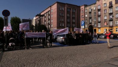 Protest pracowników MOPS przed Urzędem Miasta Sosnowiec. Domagają się wyższych płac i szacunku dla ich pracy