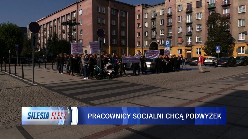 Protest pracowników MOPS przed Urzędem Miasta Sosnowiec. Domagają się wyższych płac i szacunku dla ich pracy