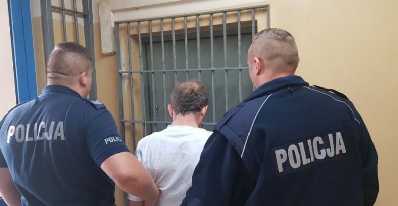 Policjanci znaleźli przy nim scyzoryk ze śladami krwi, wcześniej znaleźli zwłoki. Bezdomnemu grozi dożywocie (fot.policja.pl)