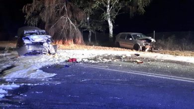 Golf najechał na BMW, które uderzyło w skodę. BMW zaczęło się palić. 6 osób rannych, w tym 3 dzieci (fot.Policja Kujawsko - Pomorska)