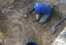 Znalazł szczątki ludzkie we własnym ogródku [ZDJĘCIA] Pochodzą z okresu I wojny światowej (fot.KPP Sochaczew)