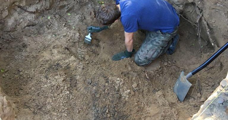 Znalazł szczątki ludzkie we własnym ogródku [ZDJĘCIA] Pochodzą z okresu I wojny światowej (fot.KPP Sochaczew)