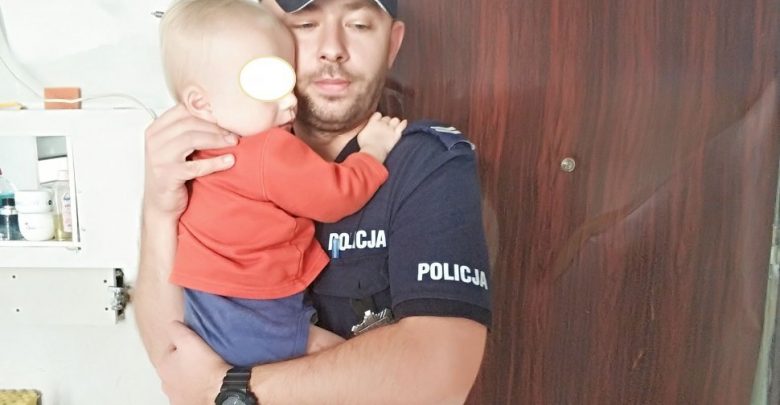 Bytom: Zamknęła 1,5 roczne dziecko w mieszkaniu na kilka godzin. Płacz chłopca zmusił służby do wyważenia drzwi (fot.Śląska Policja)