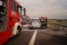 Kierowca hyundaia zatrzymał się na prawym pasie. Wjechał w niego kierowca ciężarowego volvo. Jedna osoba nie żyje (fot.Policja Lubelska)