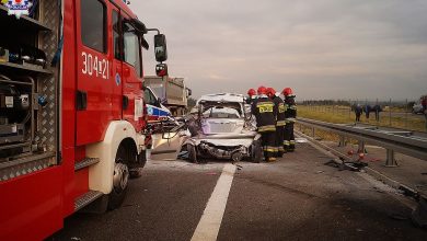 Kierowca hyundaia zatrzymał się na prawym pasie. Wjechał w niego kierowca ciężarowego volvo. Jedna osoba nie żyje (fot.Policja Lubelska)