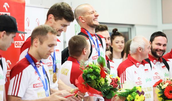 Złote chłopaki już w Polsce! Tłumy na Okęciu witały siatkarskich Mistrzów Świata