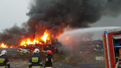 Ogromny pożar w Lasowicach pod Tarnowskimi Górami. Pożar wybuchł na złomowisku samochodów przy ulicy Cmentarnej w Lasowicach fot. OSP "Florian" Strzybnica