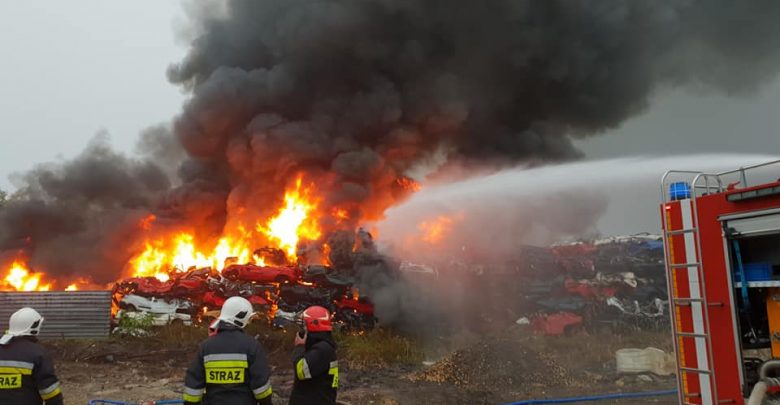 Ogromny pożar w Lasowicach pod Tarnowskimi Górami. Pożar wybuchł na złomowisku samochodów przy ulicy Cmentarnej w Lasowicach fot. OSP "Florian" Strzybnica
