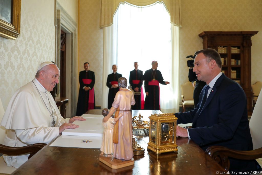 Prezydent Andrzej Duda zaprosił papieża Franciszka do Polski. Zaproszenie złożono podczas oficjalnej wizyty prezydenckiej pary w Watykanie (fot.KPRP)