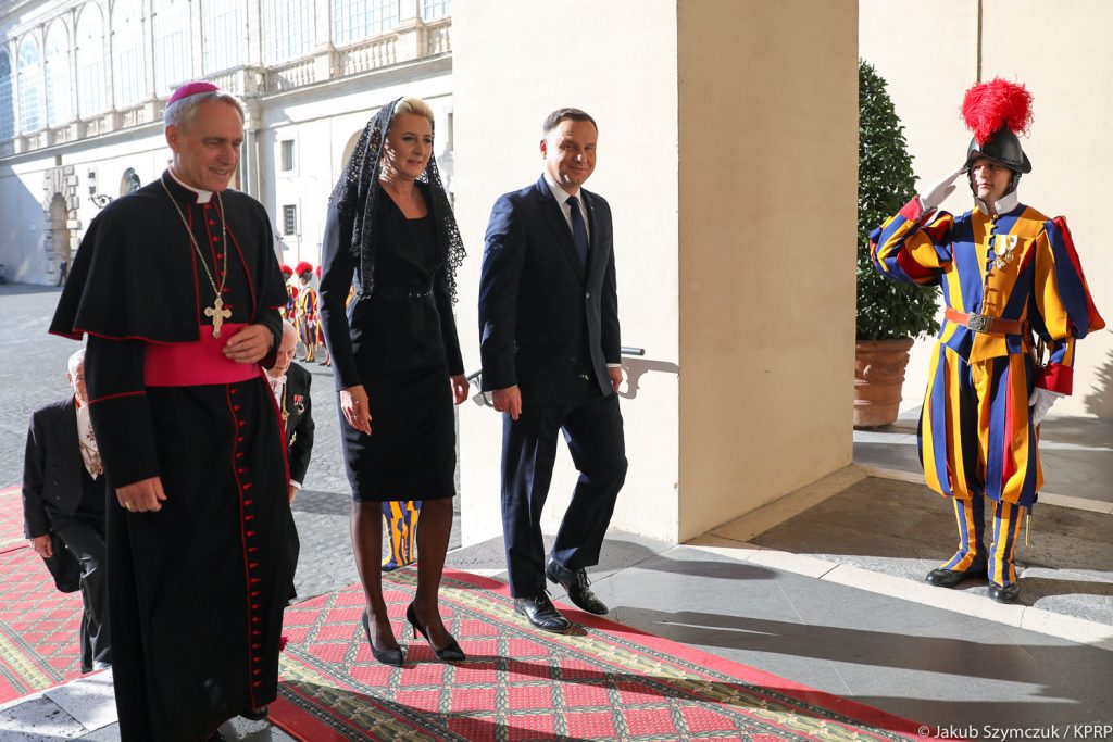 Prezydent Andrzej Duda zaprosił papieża Franciszka do Polski. Zaproszenie złożono podczas oficjalnej wizyty prezydenckiej pary w Watykanie (fot.KPRP)