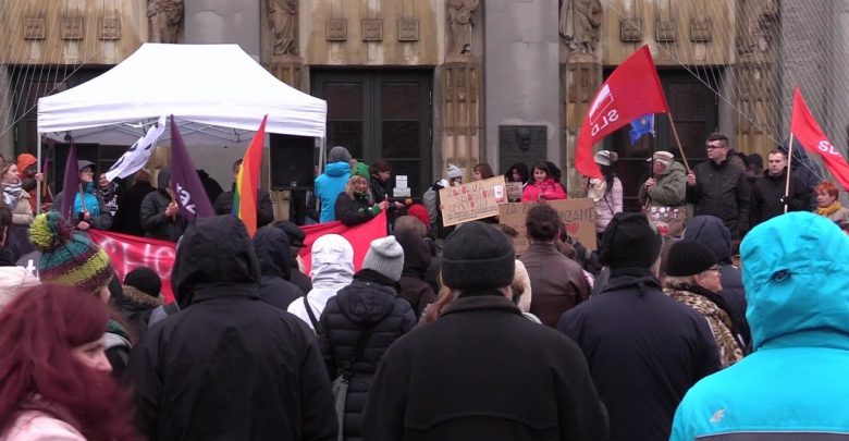 Katowice: Ważne są dla nich prawa kobiet oraz osób niepełnosprawnych. II Marsz Kobiet na katowickim Rynku (fot.archiwum TVS)