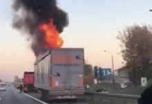 Pożar ciężarówki wybuchł na Roździeńskiego w Katowicach w poniedziałek (15.10) ok, godz. 17.15. Płonie naczepa TIRa