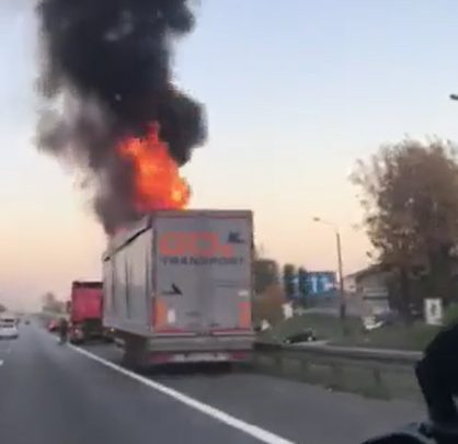 Pożar ciężarówki wybuchł na Roździeńskiego w Katowicach w poniedziałek (15.10) ok, godz. 17.15. Płonie naczepa TIRa