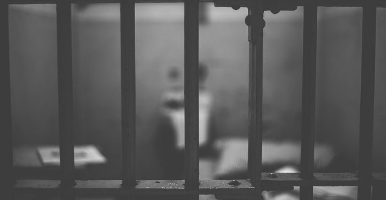 Więzień pobił mężczyznę oskarżonego o gwałt na noworodku (fot. poglądowe pixabay)