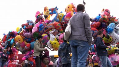 Pod cmentarzami maszkety, makrony, food trucki i balony. Wszystkich Świętych czy jarmark?