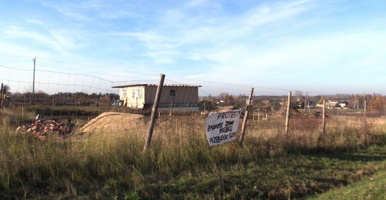 Śląskie: Bunt mieszkańców. Nie chcą rozbudowy DW 913 na lotnisko w Pyrzowicach. Chodzi o kapliczkę i działki