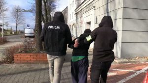 W Chorzowie policja zatrzymała mężczyznę, który z nożem napadł na 63-letnią kobietę. Zabrał jej portfel i telefon komórkowy