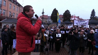 "Kałuża Ty ciulu, Ty zdrajco". Protest mieszkańców w Żorach [WIDEO] (fot. mat.TVS)