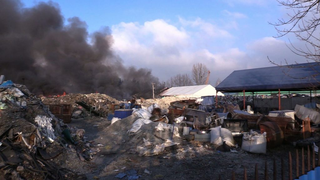 Ponad 100 strażaków z kilku śląskich jednostek gasiło pożar, który w nocy wybuchł na składowisku zużytych opon w Żorach