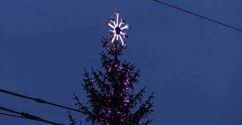 Pierwsze świąteczne iluminacje świetlne rozświetliły już ulice Katowic. Dziś prezydent Katowic Marcin Krupa odpalił lampki świąteczne na 16 metrowym świerku