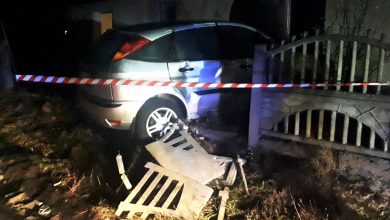 Tak "zaparkował" [FOTO] Pijany 45-latek uciekł i schował się pod łóżkiem (fot.Policja Wielkopolska)