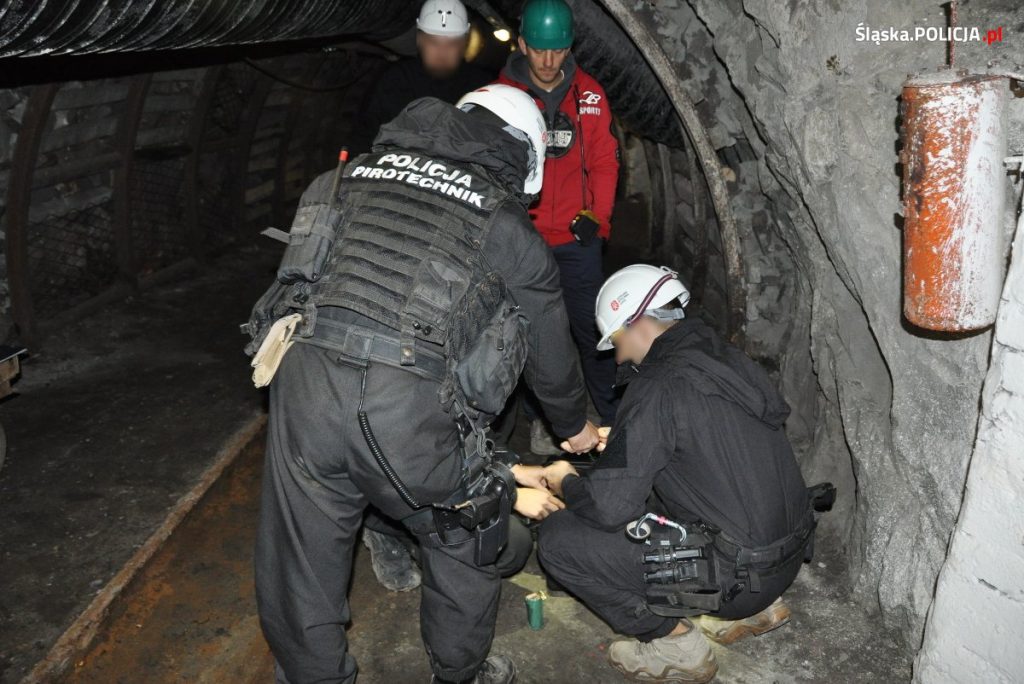 Zabrze: Ćwiczenia policyjnych pirotechników w kopalni Guido [ZDJĘCIA] (fot.Śląska Policja)