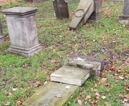 Zdewastowano cmentarz żydowski. Okazało się, że sprawcami byli 12 i 13-letnie dzieci (fot. Policja Opolska)